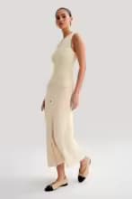 Robe Longue en Maille Écrue à Boutons Dorés 2